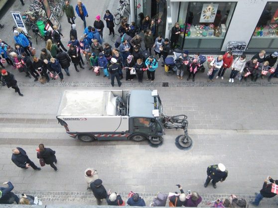 여왕 퍼레이드이 잔재(말똥) 청소 (Photo credit: Peter Brodersen)