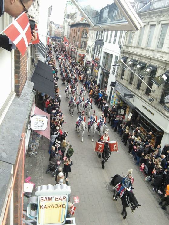 여왕 퍼레이드의 선봉, 왕실근위대 (Photo credit: Peter Brodersen)